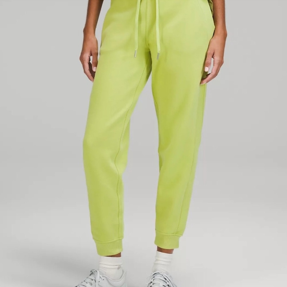 PRICE DROP⬇️ Lululemon Green Joggers in Size 4